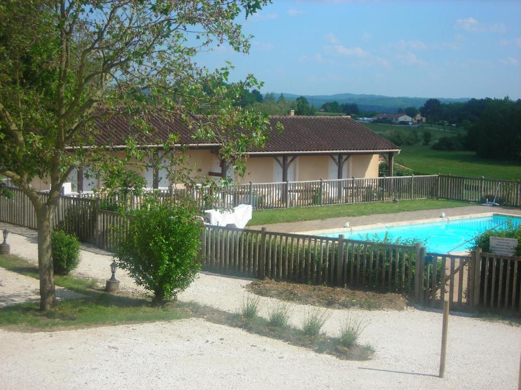 Hotel Chastrusse Nadaillac-de-Rouge ภายนอก รูปภาพ